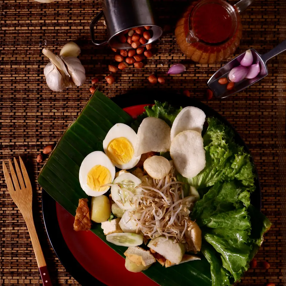 Gado-gado di atas daun pisang dengan telur rebus dan kerupuk