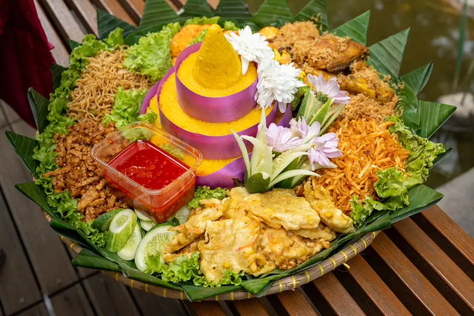 Tumpeng Nasi Kuning — Rp 650.000 untuk 15 orang (contoh)